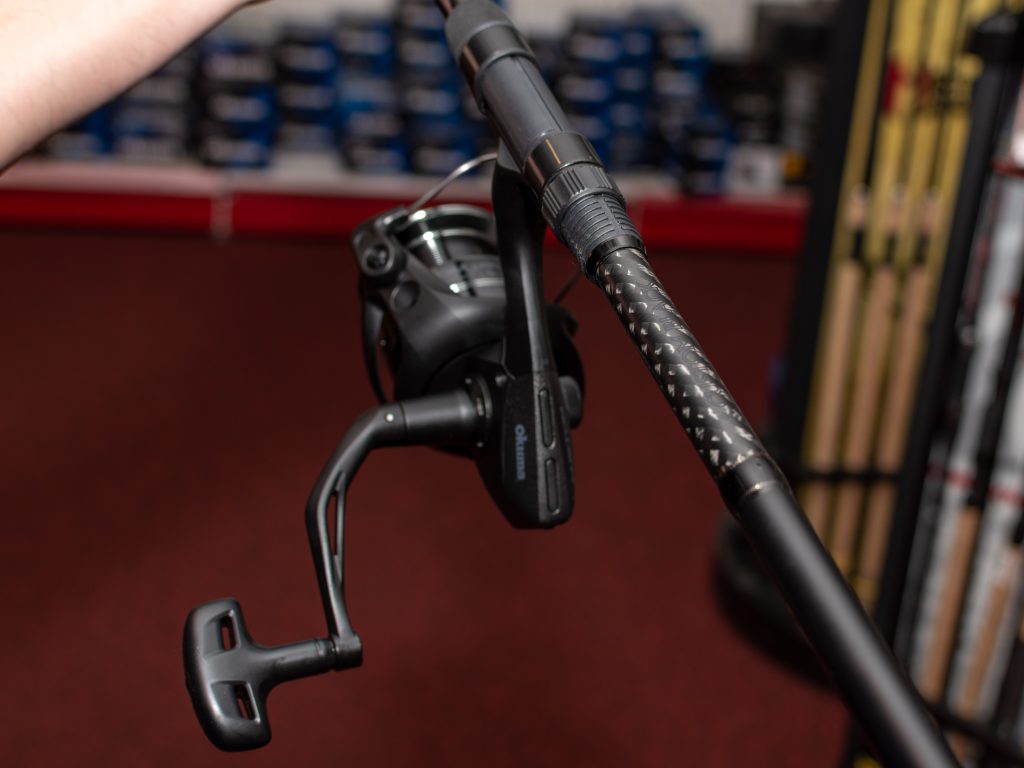 Lanseta Okuma Custom Black 3.90m 3.5lbs 2buc si Mulineta Okuma Custom 7000